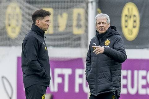 Fußball: 1. Bundesliga, Saison 2018 2019, Abschlusstraining von Borussia Dortmund vor dem Champions-League-Spiel gegen Brügge am 27.11.2018 in Dortmund (Nordrhein-Westfalen). Dortmunds Trainer Lucien Favre (r.) spricht mit dem Athletiktrainer. Copyright: xKirchner DavidxInderliedx