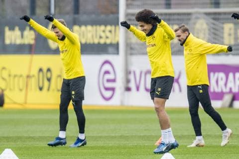 Fußball: 1. Bundesliga, Saison 2018 2019, Abschlusstraining von Borussia Dortmund vor dem Champions-League-Spiel gegen Brügge am 27.11.2018 in Dortmund (Nordrhein-Westfalen). v.li. Dortmunds Lukasz Piszczek, Dortmunds Axel Witsel und Dortmunds Marcel Schmelzer laufen sich warm. Copyright: xKirchner DavidxInderliedx