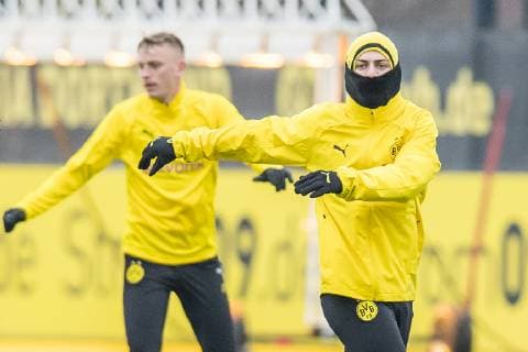 Fußball: 1. Bundesliga, Saison 2018 2019, Abschlusstraining von Borussia Dortmund vor dem Champions-League-Spiel gegen Brügge am 27.11.2018 in Dortmund (Nordrhein-Westfalen). Dortmunds Marius Wolf (l.) und Dortmunds Jacob Bruun Larsen laufen sich warm. Copyright: xKirchner DavidxInderliedx