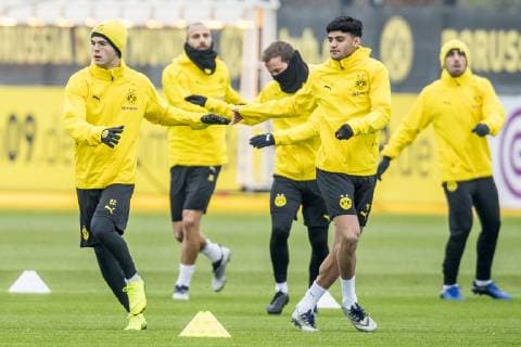 Fußball: 1. Bundesliga, Saison 2018 2019, Abschlusstraining von Borussia Dortmund vor dem Champions-League-Spiel gegen Brügge am 27.11.2018 in Dortmund (Nordrhein-Westfalen). v.li. Dortmunds Christian Pulisic , Dortmunds Ömer Oemer Toprak, Dortmunds Mario Götze Goetze, Dortmunds Mahmoud Dahoud und Dortmunds Paco Alcacer laufen sich warm. Copyright: xKirchner DavidxInderliedx