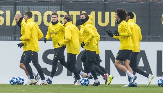 Fußball: 1. Bundesliga, Saison 2018 2019, Abschlusstraining von Borussia Dortmund vor dem Champions-League-Spiel gegen Brügge am 27.11.2018 in Dortmund (Nordrhein-Westfalen). Die Dortmunder Spieler laufen sich warm. Copyright: xKirchner DavidxInderliedx