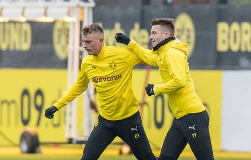 Fußball: 1. Bundesliga, Saison 2018 2019, Abschlusstraining von Borussia Dortmund vor dem Champions-League-Spiel gegen Brügge am 27.11.2018 in Dortmund (Nordrhein-Westfalen). Dortmunds Marius Wolf (l.) und Dortmunds Marco Reus rangeln miteinander. Copyright: xKirchner DavidxInderliedx