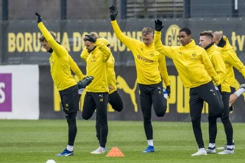 Fußball: 1. Bundesliga, Saison 2018 2019, Abschlusstraining von Borussia Dortmund vor dem Champions-League-Spiel gegen Brügge am 27.11.2018 in Dortmund (Nordrhein-Westfalen). v.li. Dortmunds Lukasz Piszczek, Dortmunds Marcel Schmelzer, Dortmunds Marius Wolf, Dortmunds Abdou Diallo und Dortmunds Marco Reus dehnen sich. Copyright: xKirchner DavidxInderliedx