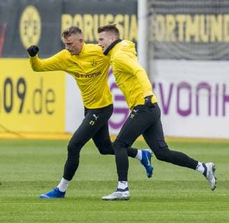 Fußball: 1. Bundesliga, Saison 2018 2019, Abschlusstraining von Borussia Dortmund vor dem Champions-League-Spiel gegen Brügge am 27.11.2018 in Dortmund (Nordrhein-Westfalen). Dortmunds Marius Wolf (l.) und Dortmunds Marco Reus rangeln miteinander. Copyright: xKirchner DavidxInderliedx