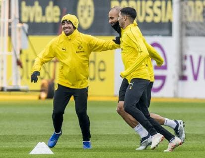 Fußball: 1. Bundesliga, Saison 2018 2019, Abschlusstraining von Borussia Dortmund vor dem Champions-League-Spiel gegen Brügge am 27.11.2018 in Dortmund (Nordrhein-Westfalen). v.li. Dortmunds Paco Alcacer, Dortmunds Ömer Oemer Toprak und Dortmunds Achraf Hakimi rangeln miteinander. Copyright: xKirchner DavidxInderliedx