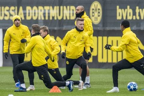 Fußball: 1. Bundesliga, Saison 2018 2019, Abschlusstraining von Borussia Dortmund vor dem Champions-League-Spiel gegen Brügge am 27.11.2018 in Dortmund (Nordrhein-Westfalen). Dortmunds Marco Reus absolviert eine Dehnübung. Copyright: xKirchner DavidxInderliedx