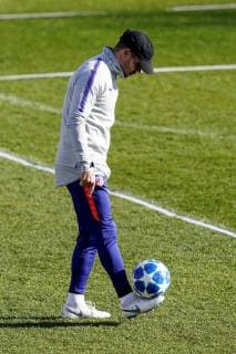 Fußball, CL, Atletico Madrid Training Atletico Madrid s head coach Diego Pablo Simeone performs with the ball during a training session of the team at Wanda City of Sports in Majadahonda, Madrid, Spain, 27 November 2018. Atletico Madrid will face AS Monaco in their UEFA Champions League Group A soccer match on 28 November. Training session of Atletico Madrid !ACHTUNG: NUR REDAKTIONELLE NUTZUNG!  Copyright: xRodrigoxJimenezx GRAF7088 20181127-636789177631500776