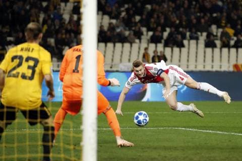(l-r) Niklas Hult of AEK Athens, AEK Athens goalkeeper Vassilis Barkas, Matthijs de Ligt of Ajax during the UEFA Champions League group E match between AEK FC and Ajax Amsterdam at the OAKA Spyros Louis on November 27, 2018 in Athens, Greece UEFA Champions League 2018 2019 xVIxVIxImagesx xMauricexvanxSteenxIVx 12908181