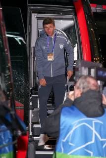 Thomas Mueller 25 (FC Bayern Muenchen) steigt aus dem Mannschaftsbus, FC Bayern Muenchen vs. Benfica Lissabon, Fussball, Vorrunde, Champions League, 27.11.2018 Muenchen Bayern Deutschland