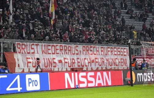 27.11.2018, Fussball UEFA Champions League 2018 2019, Gruppenphase, 5.Spieltag, FC Bayern München - Benfica Lissabon, in der Allianz-Arena München. Brust wieder raus, Arsch aufreissen, Für uns, für Euch, für München! fordern die Bayernfans in der Südkurve mit diesem Transparent schon beim Aufwärmen der Spieler.