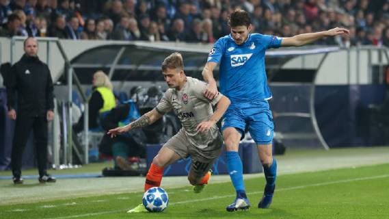 v.li.: Oleg Danchenko (Donezk, 94), Havard Nordtveit (Hoffenheim, 6), Zweikampf, Spielszene, Duell, duel, tackle, tackling, Dynamik, Action, Aktion, Fussball, UEFA Champions League, TSG 1899 Hoffenheim - FK Schachtar Donezk,