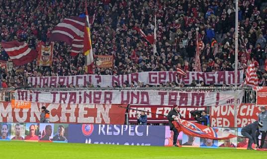 27.11.2018, Fussball UEFA Champions League 2018 2019, Gruppenphase, 5.Spieltag, FC Bayern München - Benfica Lissabon, in der Allianz-Arena München. Umbruch? Nur gemeinsam mit Trainer und Team! fordern die Bayernfans der Südkurve mit diesem Transparent.