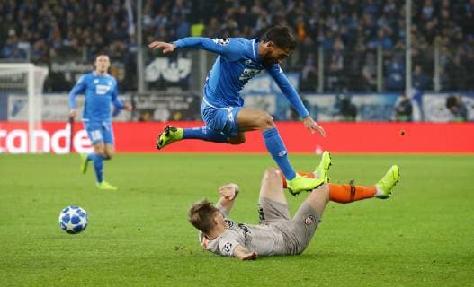 Sinsheim , Fußball Champions League , TSG Hoffenheim vs. Schachtar Donezk , von oben: Kerem Demirbay ( Hoff ) Oleg Danchenko ( Donezk )