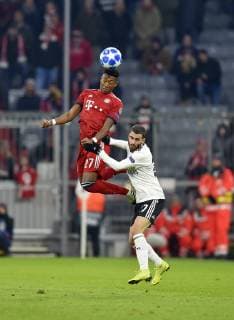 27.11.2018, Fussball UEFA Champions League 2018 2019, Gruppenphase, 5.Spieltag, FC Bayern München - Benfica Lissabon, in der Allianz-Arena München. v.l. David Alaba (FC Bayern München) gegen Rafa Silva (Lissabon)