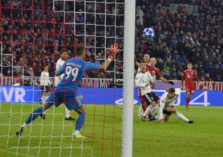 27.11.2018, Fussball UEFA Champions League 2018 2019, Gruppenphase, 5.Spieltag, FC Bayern München - Benfica Lissabon, in der Allianz-Arena München. Arjen Robben (FC Bayern München) trifft zum 1:0 gegen Odysseas Vlachodimos (Lissabon)