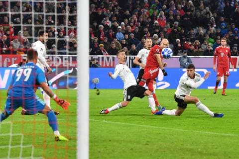 Sport Bilder des Tages Arjen ROBBEN (Bayern Muenchen) schiesst das Tor zum 1-0, Aktion,Torschuss, FC Bayern Muenchen (M) - Benfica Lissabon Fussball Champions League,Gruppe E, am 27.11.2018. A L L I A N Z A R E N A. DFL REGULATIONS PROHIBIT ANY USE OF PHOTOGRAPHS AS IMAGE SEQUENCES AND OR QUASI-VIDEO.