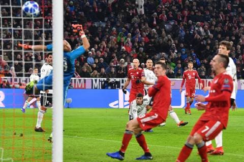 Arjen ROBBEN (Bayern Muenchen) schiesst das Tor zum 1-0, Aktion,Torschuss, FC Bayern Muenchen (M) - Benfica Lissabon Fussball Champions League,Gruppe E, am 27.11.2018. A L L I A N Z A R E N A. DFL REGULATIONS PROHIBIT ANY USE OF PHOTOGRAPHS AS IMAGE SEQUENCES AND OR QUASI-VIDEO.