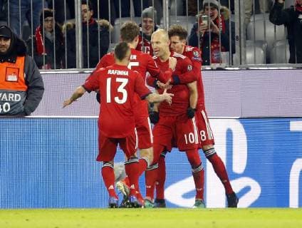 Torjubel 1:0 München, V.li. Rafinha (Bayern) , Thomas Müller (Bayern) , Torschüte Arjen Robben (Bayern) , Leon Goretzka (Bayern) . FC Bayern München-Benfica Lissabon . München, GER, 27.11.2018, Fussball-Champions League 2018-2019 .