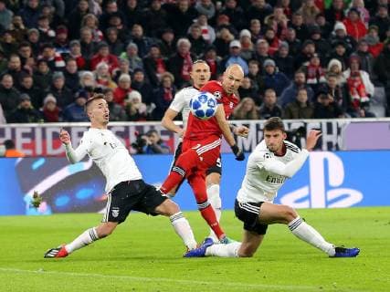 Alejandro Grimaldo ( Benfica Lissabon 3 ) Arjen Robben (FC Bayern Muenchen 10) Torschuss zum 1:0 Ruben Dias ( Benfica Lissabon 6 ) , FC Bayern Muenchen vs. Benfica Lissabon, Fussball, Champions League Gruppenphase, 27.11.2018 FC Bayern Muenchen vs. Benfica Lissabon, Fussball, Champions League Gruppenphase, 27.11.2018 Muenchen Copyright: xLanger Eibner-Pressefotox EP_HLR
