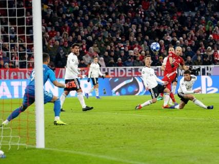 Alejandro Grimaldo ( Benfica Lissabon 3 ) Arjen Robben (FC Bayern Muenchen 10) Torschuss zum 1:0 Ruben Dias ( Benfica Lissabon 6 ), FC Bayern Muenchen vs. Benfica Lissabon, Fussball, Champions League Gruppenphase, 27.11.2018 FC Bayern Muenchen vs. Benfica Lissabon, Fussball, Champions League Gruppenphase, 27.11.2018 Muenchen Copyright: xLanger Eibner-Pressefotox EP_HLR