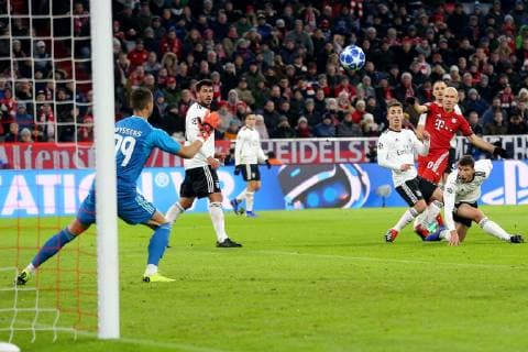 Alejandro Grimaldo ( Benfica Lissabon 3 ) Arjen Robben (FC Bayern Muenchen 10) Torschuss zum 1:0 Ruben Dias ( Benfica Lissabon 6 ), FC Bayern Muenchen vs. Benfica Lissabon, Fussball, Champions League Gruppenphase, 27.11.2018 FC Bayern Muenchen vs. Benfica Lissabon, Fussball, Champions League Gruppenphase, 27.11.2018 Muenchen Copyright: xLanger Eibner-Pressefotox EP_HLR