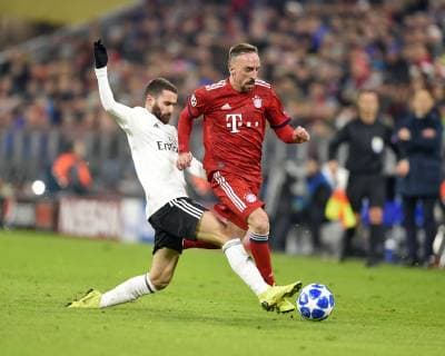 27.11.2018, Fussball UEFA Champions League 2018 2019, Gruppenphase, 5.Spieltag, FC Bayern München - Benfica Lissabon, in der Allianz-Arena München. v.l. Rafa Silva (Lissabon) gegen Franck Ribery (FC Bayern München)