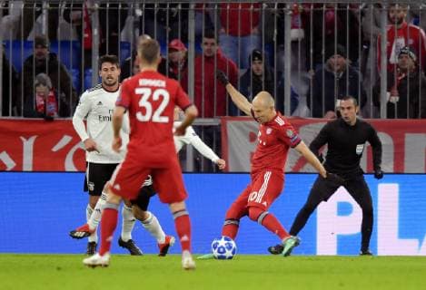 27.11.2018, Fussball UEFA Champions League 2018 2019, Gruppenphase, 5.Spieltag, FC Bayern München - Benfica Lissabon, in der Allianz-Arena München. Torschuss von Arjen Robben (re, FC Bayern München) zum 1:0.