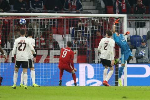 Odysseas Vlachodimos 99 (Benfica Lissabon) bekommt das Tor zum 1:0, FC Bayern Muenchen vs. Benfica Lissabon, Fussball, Vorrunde, Champions League, 27.11.2018 Muenchen Bayern Deutschland