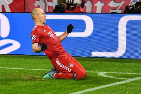 Torjubel bei Arjen Robben (FC Bayern Muenchen 10) nach dem 1:0, FC Bayern Muenchen - Benfica Lissabon, Champions League, 27.11.2018 DFL REGULATIONS PROHIBIT ANY USE OF PHOTOGRAPHS AS IMAGE SEQUENCES AND OR QUASI-VIDEO Muenchen Bayern Deutschland