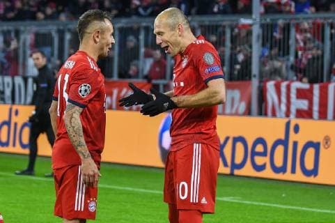 Torjubel mit Rafinha (FC Bayern Muenchen 13) beim Torschuetzen Arjen Robben (FC Bayern Muenchen 10) rechts, FC Bayern Muenchen - Benfica Lissabon, Champions League, 27.11.2018 DFL REGULATIONS PROHIBIT ANY USE OF PHOTOGRAPHS AS IMAGE SEQUENCES AND OR QUASI-VIDEO Muenchen Bayern Deutschland