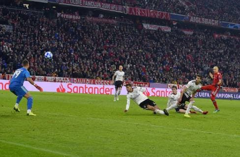 27.11.2018, Fussball UEFA Champions League 2018 2019, Gruppenphase, 5.Spieltag, FC Bayern München - Benfica Lissabon, in der Allianz-Arena München. Arjen Robben (FC Bayern München) trifft hier zum 2:0 gegen Odysseas Vlachodimos (Lissabon)