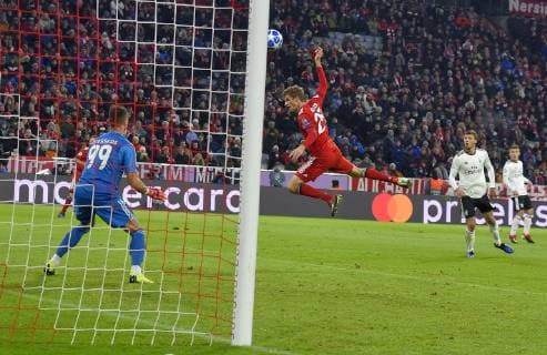 27.11.2018, Fussball UEFA Champions League 2018 2019, Gruppenphase, 5.Spieltag, FC Bayern München - Benfica Lissabon, in der Allianz-Arena München. Thomas Müller (FC Bayern München) trifft zum 0:3 gegen Odysseas Vlachodimos (Lissabon)