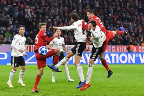 Robert LEWANDOWSKI (Bayern Muenchen) koepft das Tor zum 3-0, Aktion,Kopfballtor, Strafraumszene.i:Thomas MUELLER (MÜLLER,Bayern Muenchen). FC Bayern Muenchen (M) - Benfica Lissabon Fussball Champions League,Gruppe E, am 27.11.2018. A L L I A N Z A R E N A. DFL REGULATIONS PROHIBIT ANY USE OF PHOTOGRAPHS AS IMAGE SEQUENCES AND OR QUASI-VIDEO.