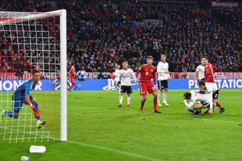 Robert LEWANDOWSKI (re,Bayern Muenchen) koepft das Tor zum 3-0, Aktion,Kopfballtor, Strafraumszene. FC Bayern Muenchen (M) - Benfica Lissabon Fussball Champions League,Gruppe E, am 27.11.2018. A L L I A N Z A R E N A. DFL REGULATIONS PROHIBIT ANY USE OF PHOTOGRAPHS AS IMAGE SEQUENCES AND OR QUASI-VIDEO.