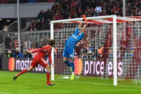 Thomas Mueller (FC Bayern Muenchen 25) verpasst knapp gegen Odysseas Vlachodimos (Benfica Lissabon 99), FC Bayern Muenchen - Benfica Lissabon, Champions League, 27.11.2018 DFL REGULATIONS PROHIBIT ANY USE OF PHOTOGRAPHS AS IMAGE SEQUENCES AND OR QUASI-VIDEO Muenchen Bayern Deutschland