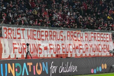 Aufforderung der Bayern-Fans, FC Bayern Muenchen - Benfica Lissabon, Champions League, 27.11.2018 DFL REGULATIONS PROHIBIT ANY USE OF PHOTOGRAPHS AS IMAGE SEQUENCES AND OR QUASI-VIDEO Muenchen Bayern Deutschland
