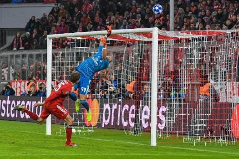 Thomas Mueller (FC Bayern Muenchen 25) verpasst knapp gegen Odysseas Vlachodimos (Benfica Lissabon 99), FC Bayern Muenchen - Benfica Lissabon, Champions League, 27.11.2018 DFL REGULATIONS PROHIBIT ANY USE OF PHOTOGRAPHS AS IMAGE SEQUENCES AND OR QUASI-VIDEO Muenchen Bayern Deutschland