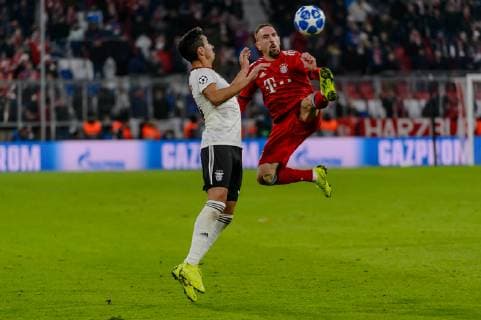 Munich, Germany 27.11.2018, UEFA Champions League - 2018 19 Season, Rueckrunde, Gruppenphase, Gruppe E, 5. Spieltag, FC Bayern Muenchen - SL Benfica Lissabon, Andre Almeida (Benfica) und Franck Ribery (FCB) im Zweikampf ( DeFodi527