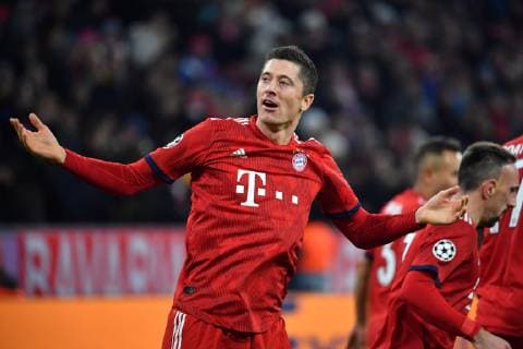 Torjubel Robert LEWANDOWSKI (,Bayern Muenchen) nach Tor zum 3-0, Aktion,Jubel,Freude,Begeisterung, FC Bayern Muenchen (M) - Benfica Lissabon Fussball Champions League,Gruppe E, am 27.11.2018. A L L I A N Z A R E N A. DFL REGULATIONS PROHIBIT ANY USE OF PHOTOGRAPHS AS IMAGE SEQUENCES AND OR QUASI-VIDEO.