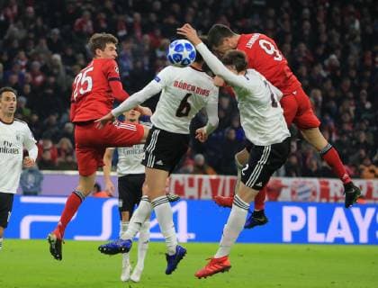 27.11.2018, Champions League Saison 2018 2019, Bayern vs Benfica, Allianz Arena, Muenchen, im Bild: 3:0 durch Robert Lewandowski (FCB),Thomas Mueller (FCB), Jonas ( Benfica), Ruben Dias ( Benfica) German Conti ( Benfica) kommen zu spaet DFL REGULATIONS PROHIBIT ANY USE OF PHOTOGRAPHS AS IMAGE SEQUENCES AND OR QUASI VIDEO.