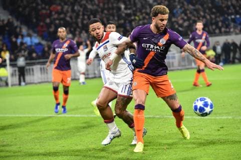 Memphis Depay (lyon) vs Kyle Walker (manchester city) FOOTBALL : Lyon vs Manchester City - Phase de groupes - Ligue des Champions - 27 11 2018 FredericChambert Panoramic 