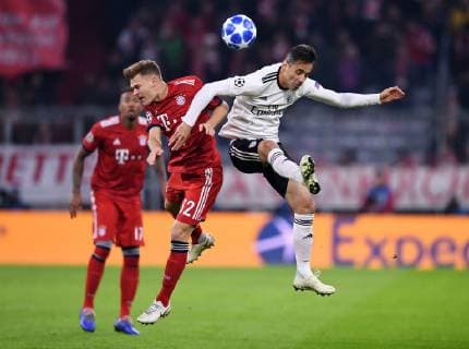 FUSSBALL CHAMPIONS LEAGUE SAISON 2018 2019 GRUPPENPHASE FC Bayern Muenchen - Benfica Lissabon 27.11.2018 Joshua Kimmich (li, FC Bayern Muenchen) gegen Jonas (Benfica Lissabon)