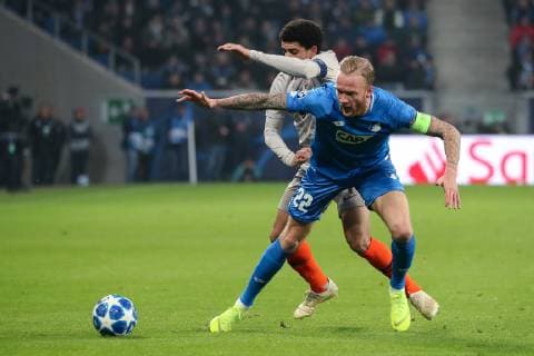 v.li.: Kevin Vogt (Hoffenheim, 22), Taison Barcellos Freda (Donezk, 7), Zweikampf, Spielszene, Duell, duel, tackle, tackling, Dynamik, Action, Aktion, Fussball, UEFA Champions League, TSG 1899 Hoffenheim - FK Schachtar Donezk,