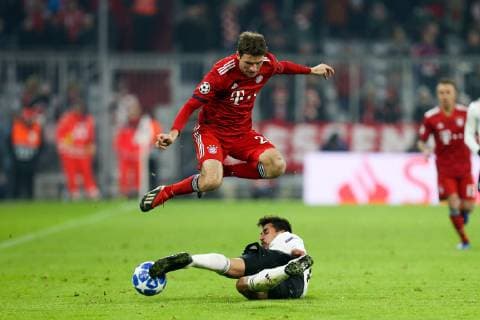 Sport Bilder des Tages l-r: im Zweikampf, Aktion, mit Thomas Mueller 25 (FC Bayern Muenchen) und Gabriel 8 (Benfica Lissabon), FC Bayern Muenchen vs. Benfica Lissabon, Fussball, Vorrunde, Champions League, 27.11.2018 Muenchen Bayern Deutschland