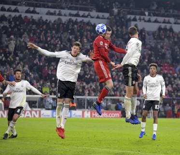 27.11.2018, Fussball UEFA Champions League 2018 2019, Gruppenphase, 5.Spieltag, FC Bayern München - Benfica Lissabon, in der Allianz-Arena München. Kopfballtor zum 4:1 von Robert Lewandowski (mitte, FC Bayern München)