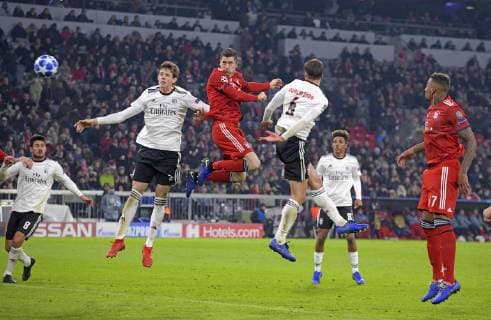 27.11.2018, Fussball UEFA Champions League 2018 2019, Gruppenphase, 5.Spieltag, FC Bayern München - Benfica Lissabon, in der Allianz-Arena München. Kopfballtor zum 4:1 von Robert Lewandowski (mitte, FC Bayern München)