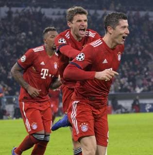 27.11.2018, Fussball UEFA Champions League 2018 2019, Gruppenphase, 5.Spieltag, FC Bayern München - Benfica Lissabon, in der Allianz-Arena München. Torjubel Robert Lewandowski (re, FC Bayern München) mit Thomas Müller (li, FC Bayern München)