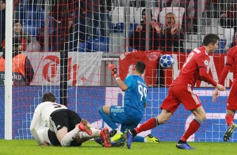 Robert Lewandowski (re.) (FC Bayern) trifft zum 3-0 gegen Torwart Odisseas Vlachodimos (Benfica) Fussball UEFA Champions League FC Bayern München - Benfica Lissabon 27.11.2018