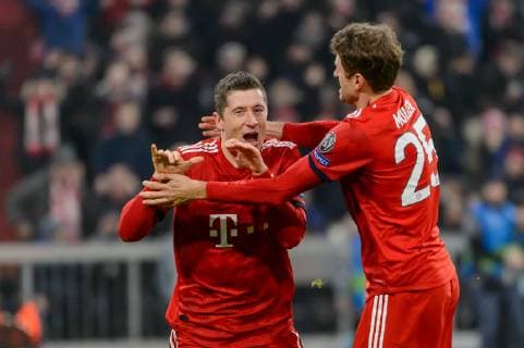 Munich, Germany 27.11.2018, UEFA Champions League - 2018 19 Season, Rueckrunde, Gruppenphase, Gruppe E, 5. Spieltag, FC Bayern Muenchen - SL Benfica Lissabon, Robert Lewandowski (FCB) jubelt mit Thomas Mueller (FCB), Torjubel nach seinem treffer zum 4:1 ( DeFodi527