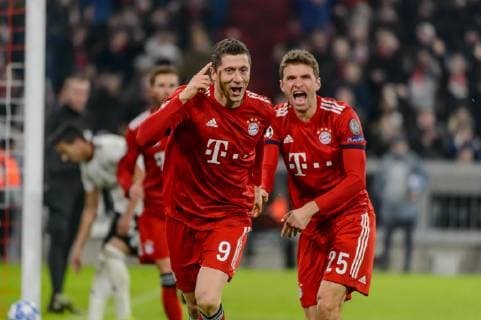 Munich, Germany 27.11.2018, UEFA Champions League - 2018 19 Season, Rueckrunde, Gruppenphase, Gruppe E, 5. Spieltag, FC Bayern Muenchen - SL Benfica Lissabon, Robert Lewandowski (FCB) jubelt mit Thomas Mueller (FCB), Torjubel nach seinem treffer zum 4:1 ( DeFodi527